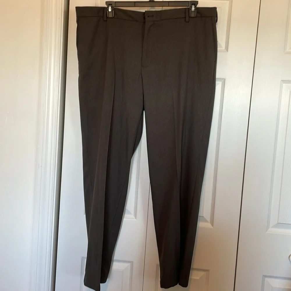 Men’s gray Dockers 42x32. Like new straight fit flat front pockets front/back